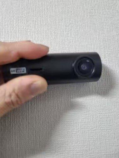 Dashcam Sentinelle One 4K WiFi tenue en main