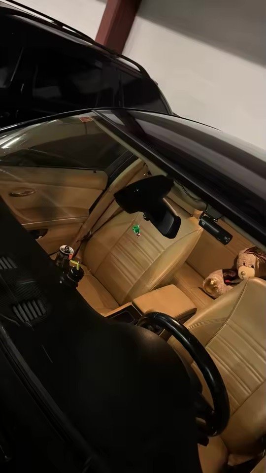 Dashcam Sentinelle One installée derrière le pare-brise, câble dissimulé