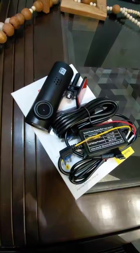 Dashcam Sentinelle One avec son kit d'alimentation