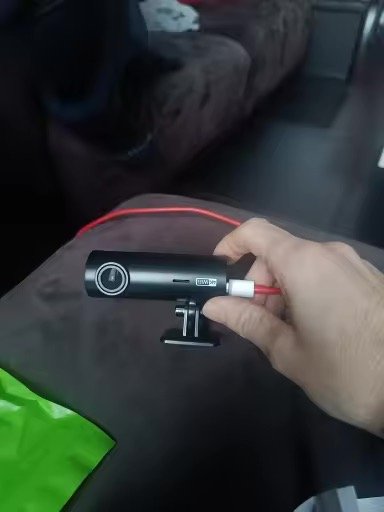 Dashcam Sentinelle One reliée à son câble d'alimentation