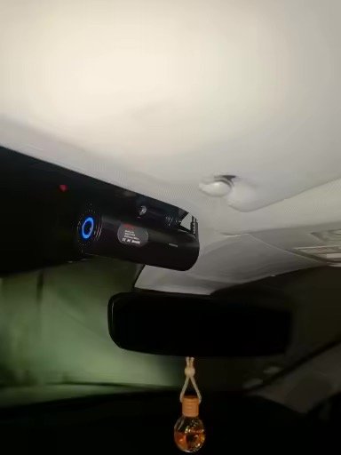 Dashcam Sentinelle One montée au pare-brise, témoin bleu allumé