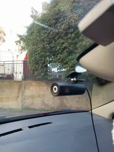 Dashcam Sentinelle One fixée au pare-brise avec vue sur la route