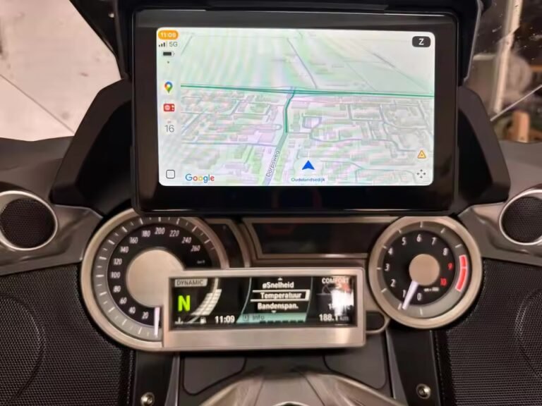 Écran CarPlay 7 pouces installé sur une routière, Google Maps affiché