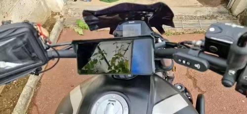 Écran monté au guidon d'un roadster, format allongé discret
