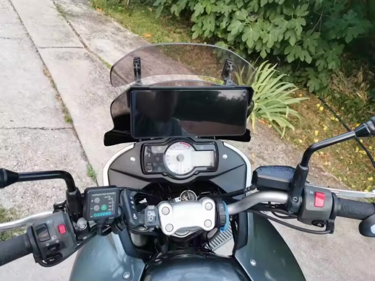 Écran installé derrière le saute-vent d'un trail