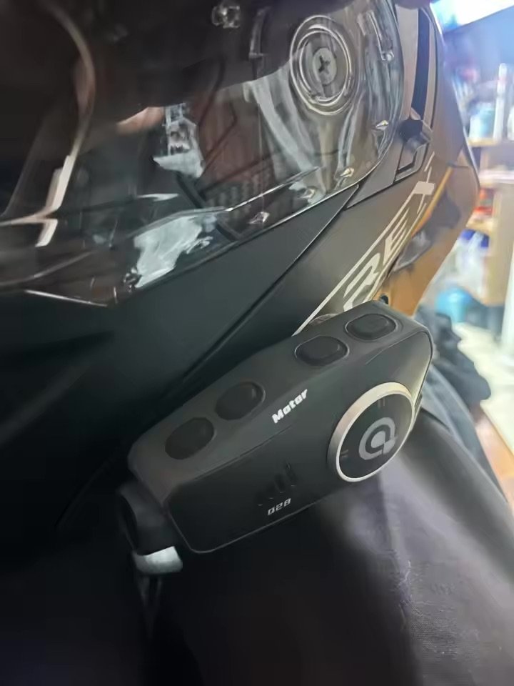 Photo client : gros plan sur les boutons, monté sur casque modulable