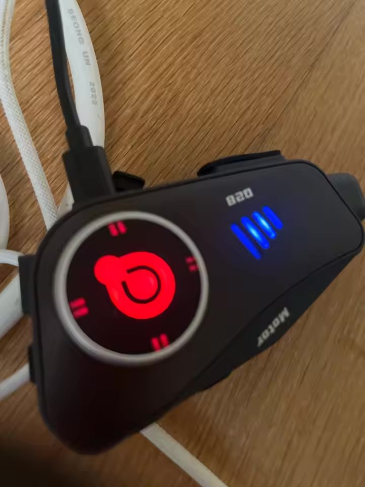 Photo client : première charge, bouton lumineux rouge et LED bleues
