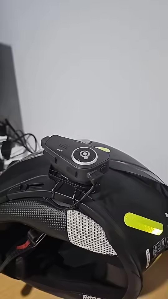 Photo client : boîtier fixé sur la coque d'un casque intégral