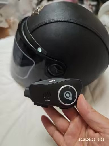 Photo client : le boîtier devant un casque rétro en cuir