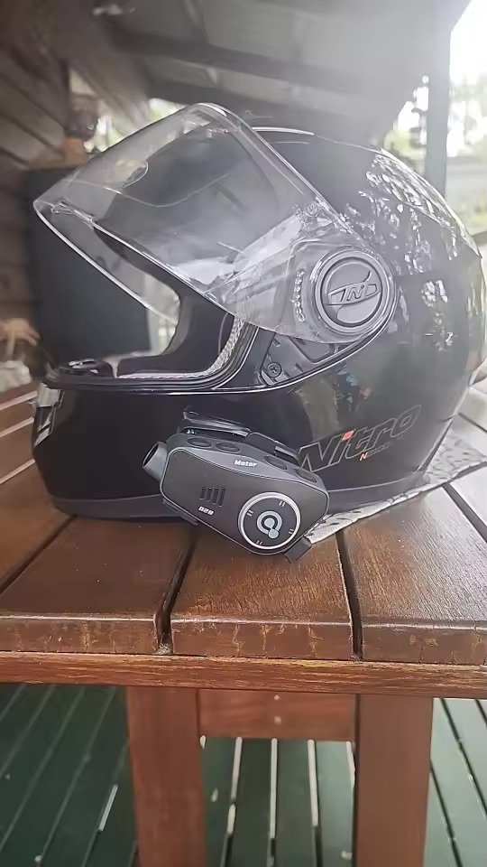 Photo client : le boîtier posé devant un casque intégral