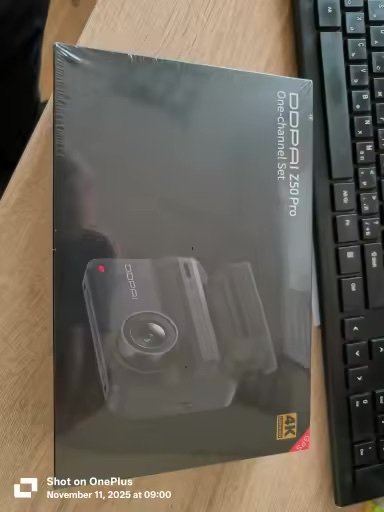 Déballage du coffret : dashcam, chargeur et câbles