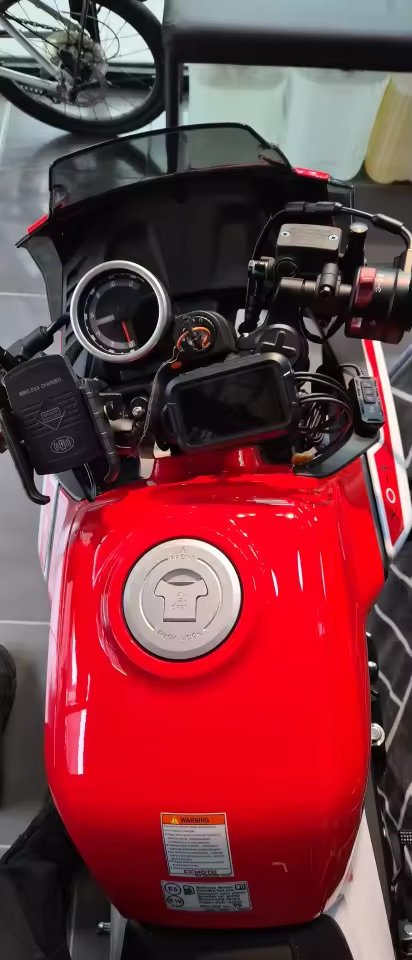 Écran et caméra avant installés au guidon d'un scooter