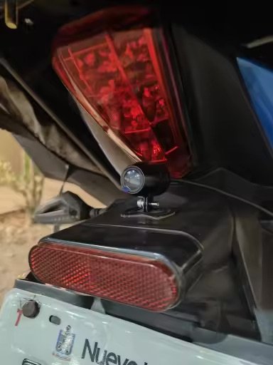 Caméra arrière fixée sous le feu arrière du scooter
