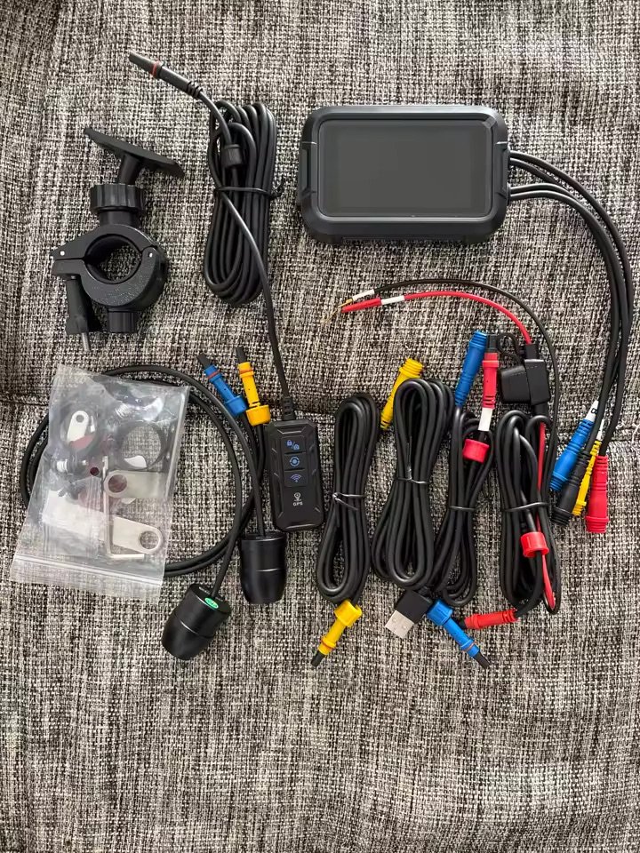Contenu complet du kit : boîtier-écran, deux caméras, télécommande GPS et câbles