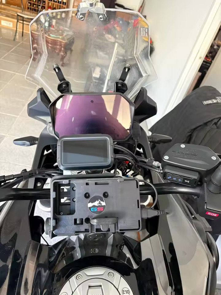 Écran de la Sentinelle Rider monté au guidon d'un gros trail