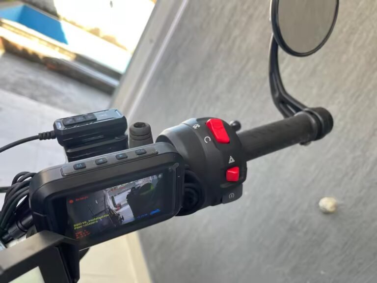 Écran au guidon connecté en WiFi et caméra avant compacte