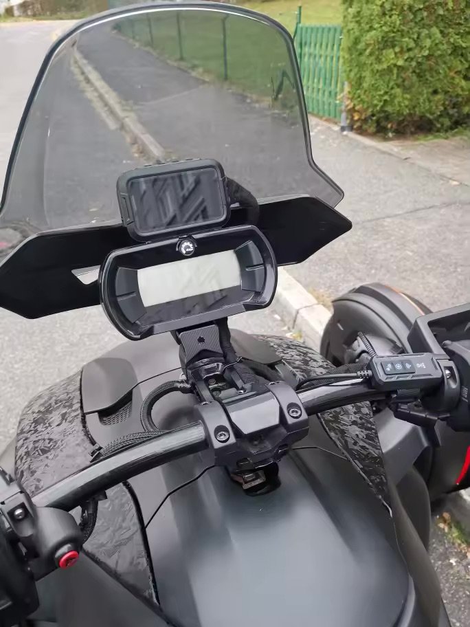 Écran au guidon parfaitement lisible sur route mouillée