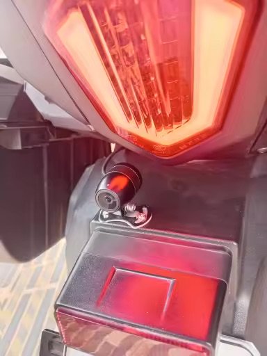 Caméra arrière compacte fixée sous le feu arrière