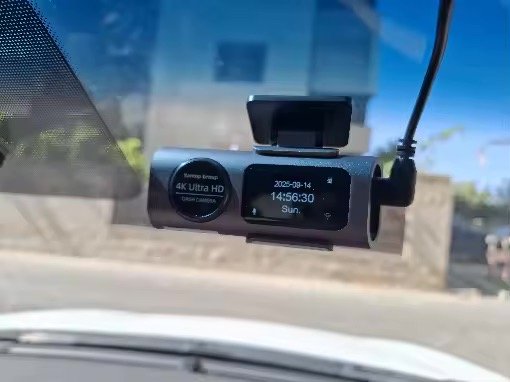 Dashcam Sentinelle Vision installée, écran allumé