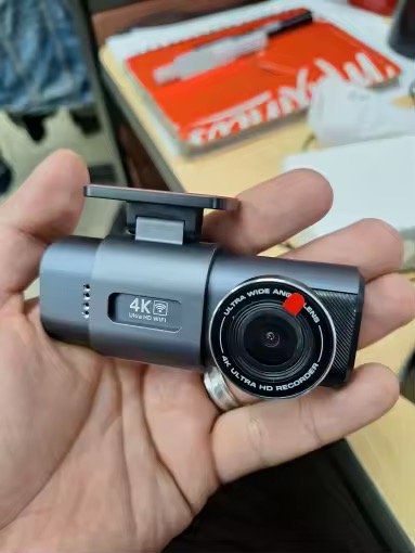 Dashcam Sentinelle Vision tenue en main