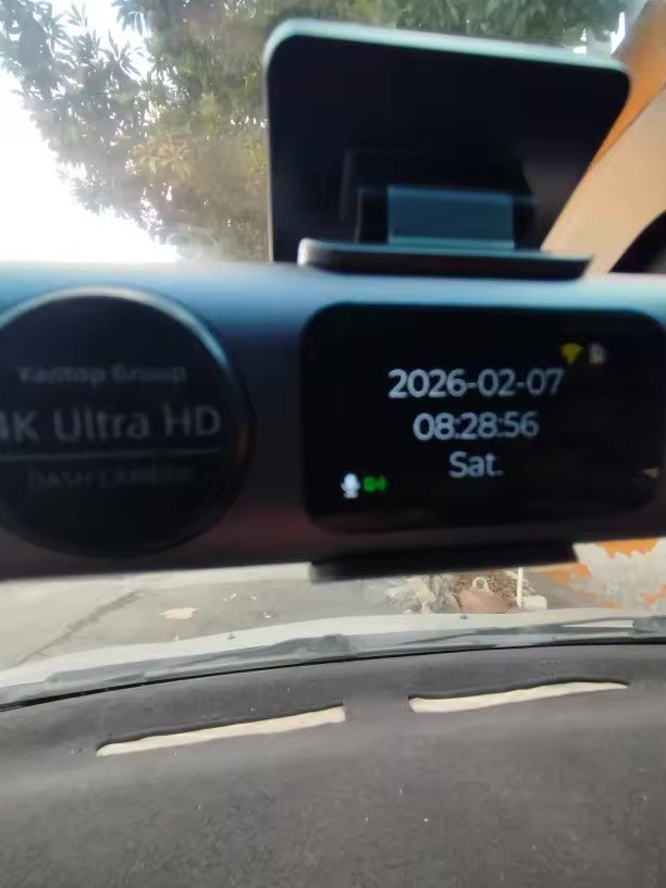 Écran de la dashcam affichant l'heure et le GPS