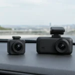 Deux dashcams automobiles génériques comparées sur une surface neutre